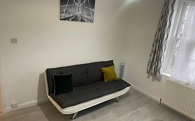 One Bedroom Flat Near Vauxhall Train Station London